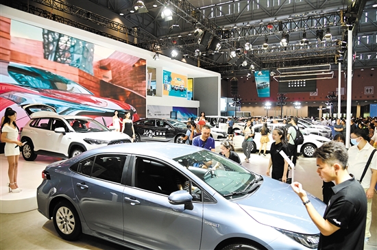 中秋國慶車展期間，吸引不少消費者看車、購車。