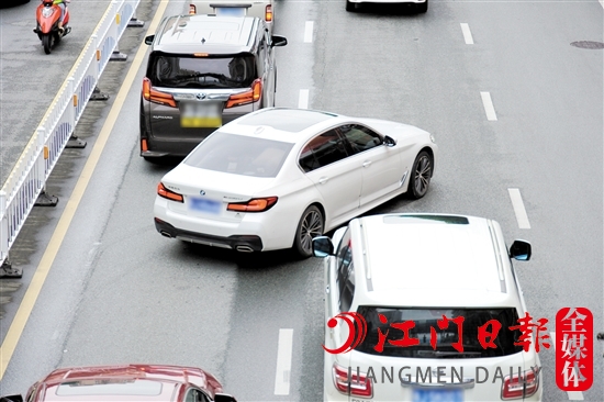 機動車插隊加塞會加劇道路擁堵。