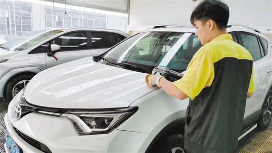 定期給愛車打蠟，可有效防止漆面褪色。