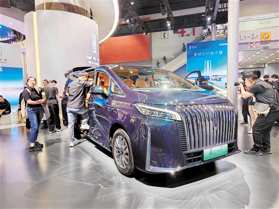 車展現(xiàn)場，亮相的新能源MPV非常多。