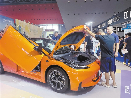 新能源汽車大多配備駕駛輔助功能，受到消費(fèi)者青睞。