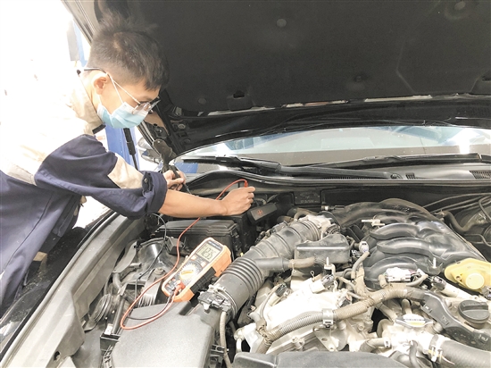 定期檢查車輛的線路是否老化、破裂，避免車輛自燃。