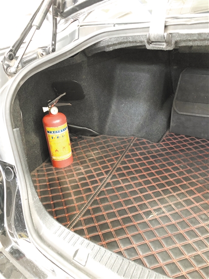 車內(nèi)要配備有效滅火器，并注意檢查是否超過使用年限。