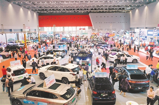 由江門日報社舉辦的車展影響力越來越大，對汽車消費市場回暖起到了推動作用。司徒俊杰