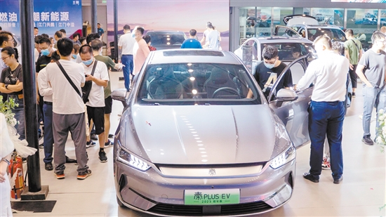 新能源汽車頗受消費者青睞。