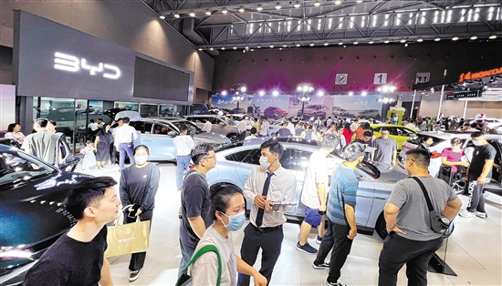 憑著主推新能源汽車，自主品牌吸引眾多市民目光。