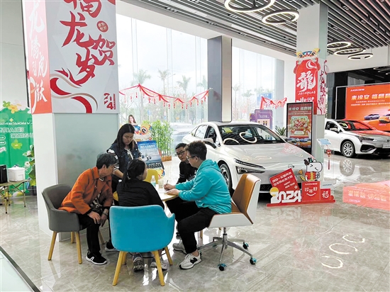 春節(jié)期間,不少車商推出購車優(yōu)惠，吸引消費(fèi)者購車。