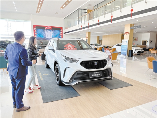 不少消費(fèi)者到店就問有無現(xiàn)車。