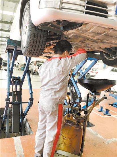 維修人員正在對汽車進行維修保養(yǎng)。