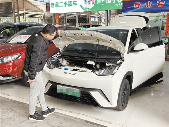 新車(chē)降價(jià)，二手新能源汽車(chē)吸引許多消費(fèi)者目光。