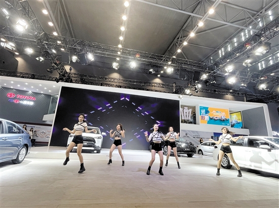 “五一”車展期間，高科技展具與精彩表演將共同呈現(xiàn)。