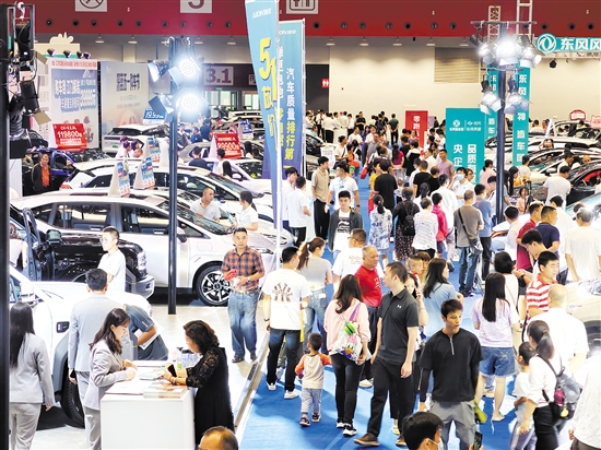 車展現(xiàn)場人氣旺。