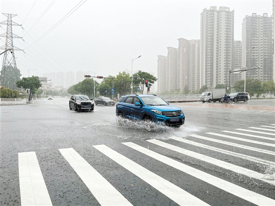 雨天行車(chē)，雨水會(huì)阻礙駕駛?cè)说囊暰€，要注意減速慢行。