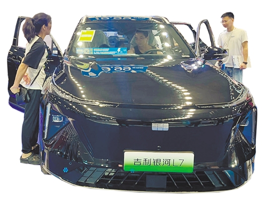 以舊換新政策的出臺(tái)，吸引不少消費(fèi)者前往4S店看車、買車。