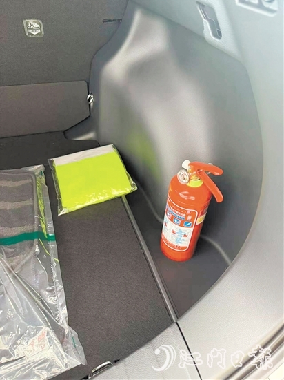 車內(nèi)要配備有效滅火器。