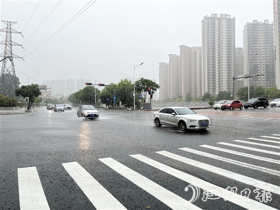 暴雨天氣給我們的出行帶來了很大的風險，要做好各種避險措施。