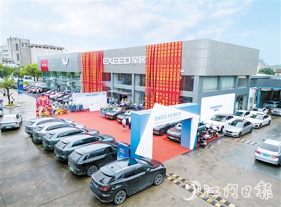 該中心集汽車銷售、售后維修、保養(yǎng)、二手車置換、店內上牌于一體，方便消費者看車買車。