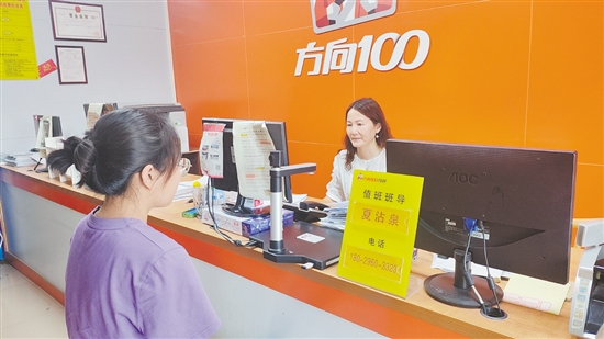 高考結(jié)束后，很多考生前往駕校報考駕照。