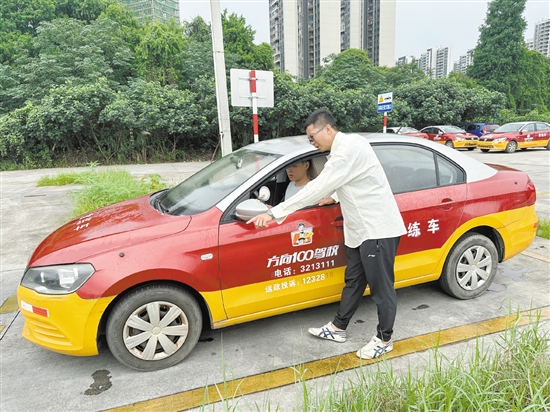 教練在教學(xué)生學(xué)車。