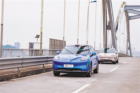 整個試駕過程，2024款昊鉑HT都沿著預設路線通過城市NDA智駕領航輔助自主駕駛。