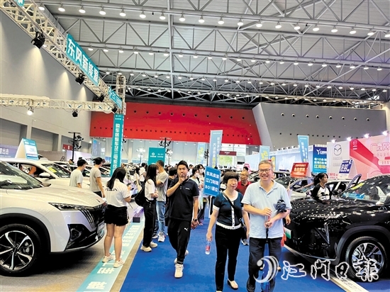 “五一”車展人氣旺，現(xiàn)場(chǎng)成交給力。