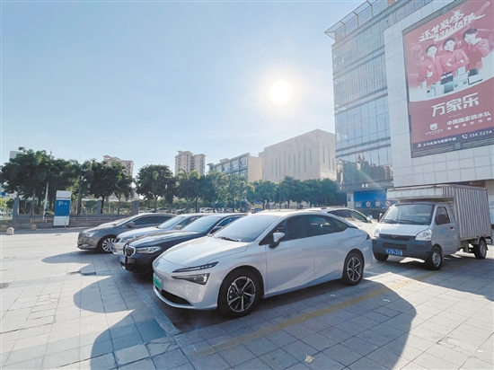 艷陽高照，汽車在戶外備受“烤”驗。