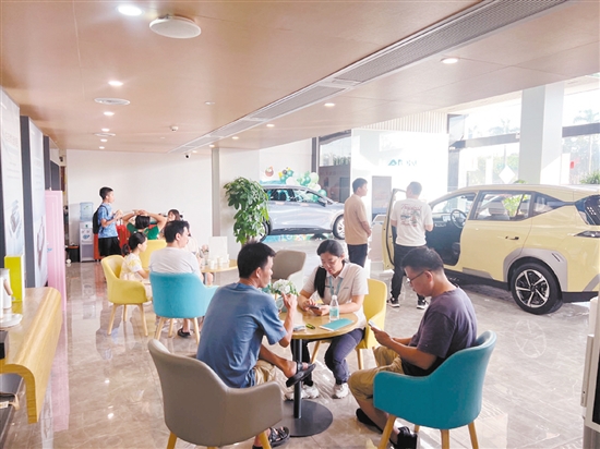 消費(fèi)者在購車簽訂合同時要多留心。