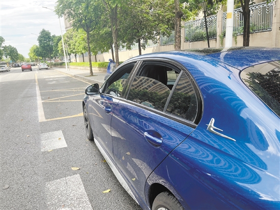 汽車(chē)經(jīng)過(guò)暴曬后，應(yīng)先把所有車(chē)窗打開(kāi)。
