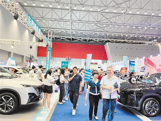 本報(bào)車展一直吸引眾多市民的目光。