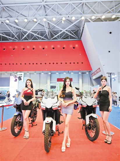 回顧本報(bào)往屆車展，不乏美女模特身影。