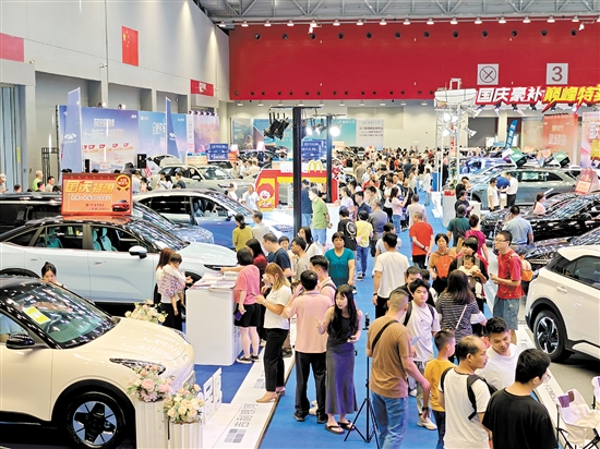 本報“十一”車展人氣旺。