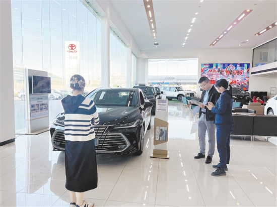江門不少汽車經(jīng)銷商積極開展降價(jià)促銷活動，吸引消費(fèi)者購車。