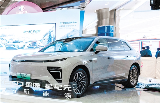 全新星紀(jì)元ET增程四驅(qū)車型外觀時(shí)尚運(yùn)動(dòng)。