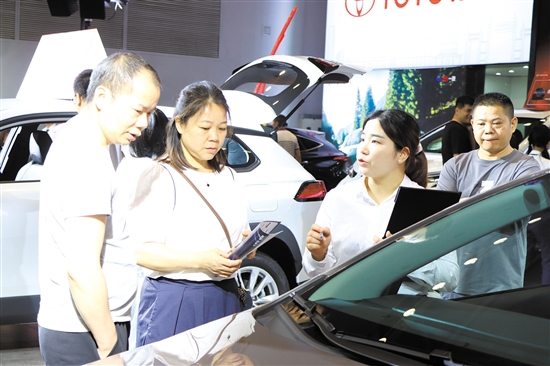 本報舉辦的大型車展吸引了許多消費者。