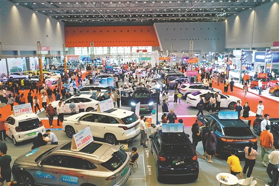 本報(bào)歷屆車(chē)展吸引許多市民看車(chē)、買(mǎi)車(chē)。
