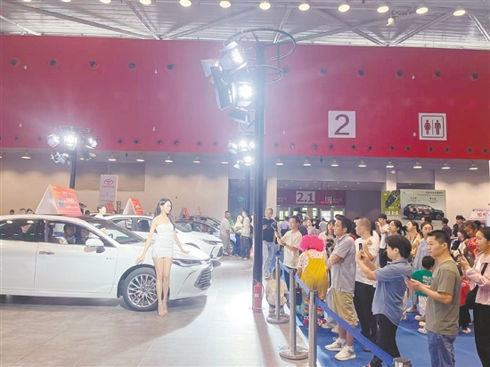 靚麗車模成為車展看點。