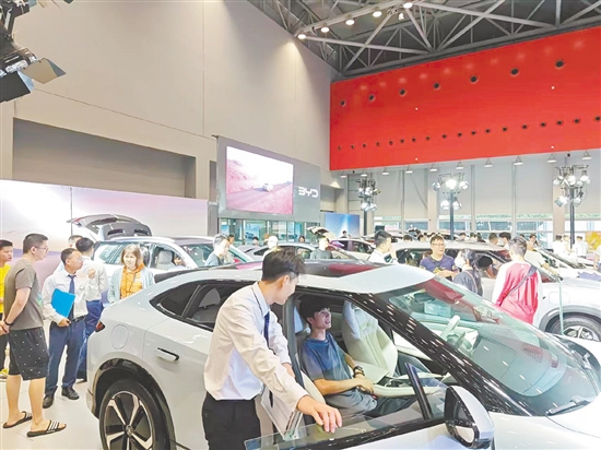 市民體驗車展的新款車型。