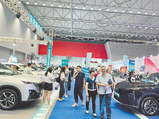 往屆車展現(xiàn)場都十分熱鬧。