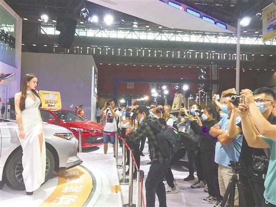 歷屆“十一”車(chē)展吸引了眾多消費(fèi)者前來(lái)逛展。