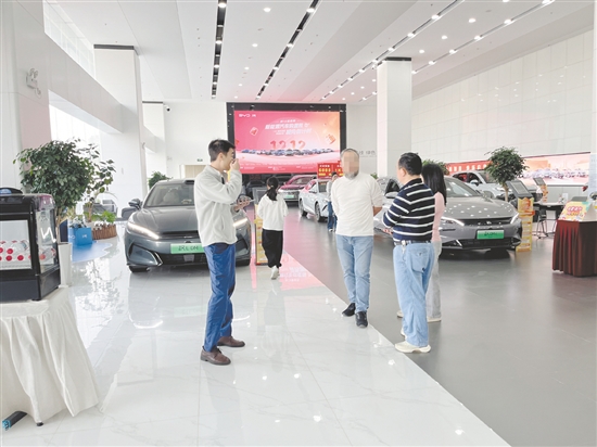 消費(fèi)者討論如何選購新能源汽車。